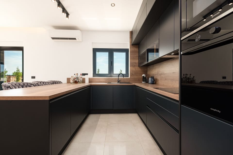 Coffee/tea maker, microwave, dishwasher