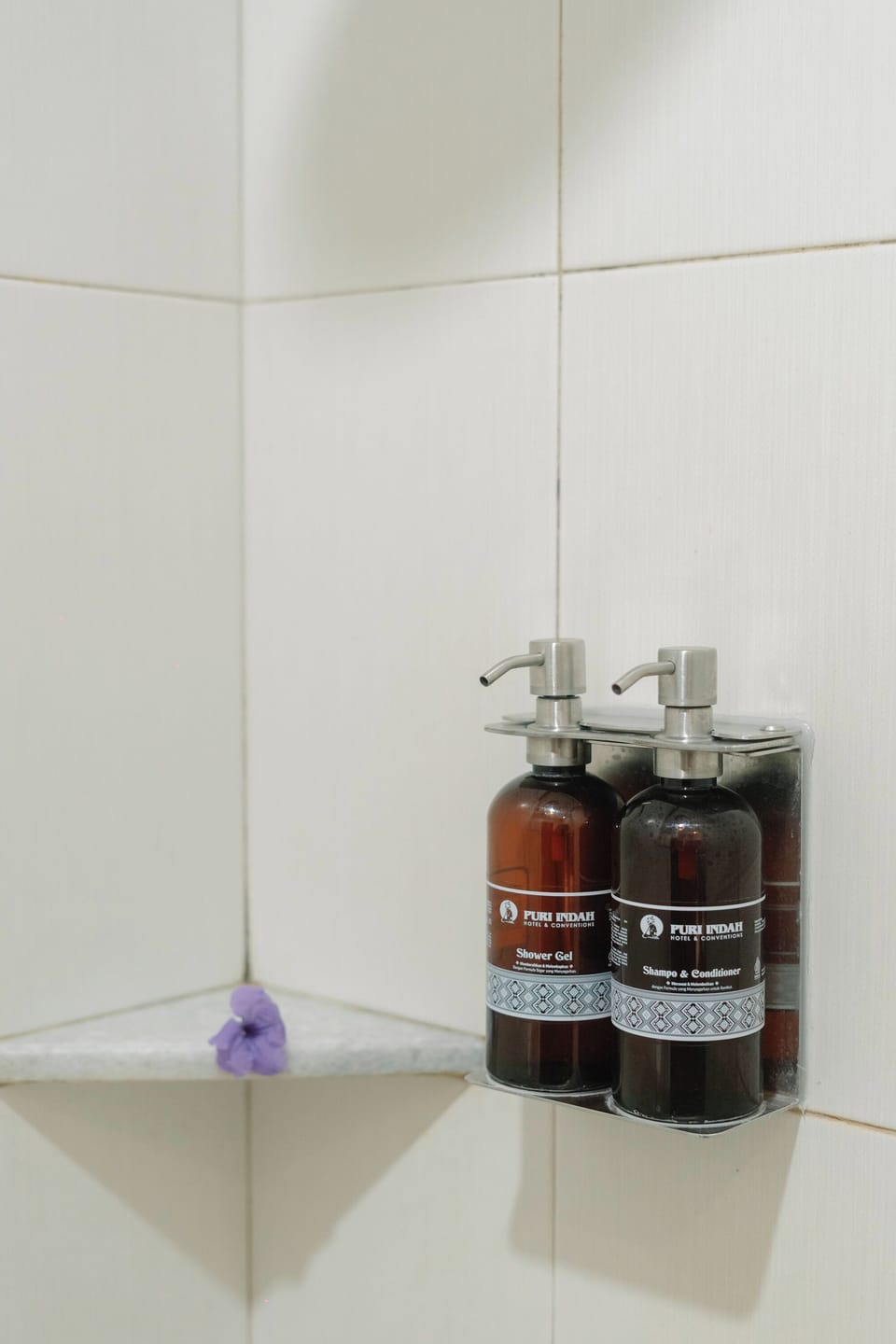 Shower, rainfall showerhead, free toiletries, hair dryer (on request)