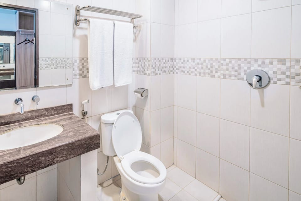 Superior Double Room | Bathroom | Shower, rainfall showerhead, free toiletries, hair dryer (on request)