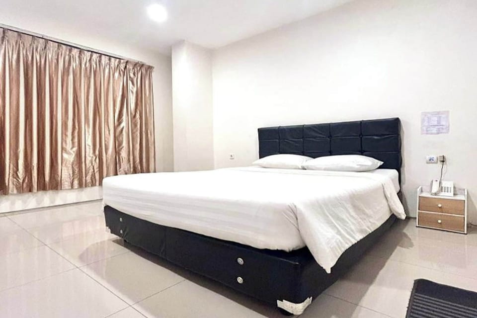 Desk, WiFi (free), bed sheets