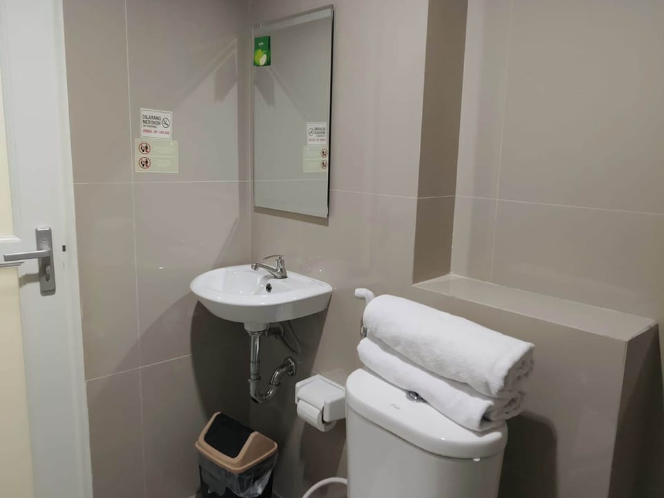 Shower, free toiletries, towels, soap