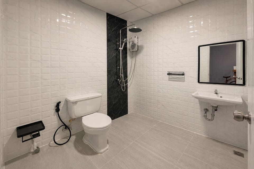 Shower, rainfall showerhead, free toiletries, towels