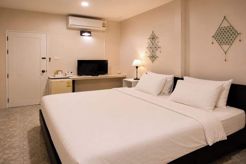 Standard Double Room | Minibar, in-room safe, desk, iron/ironing board