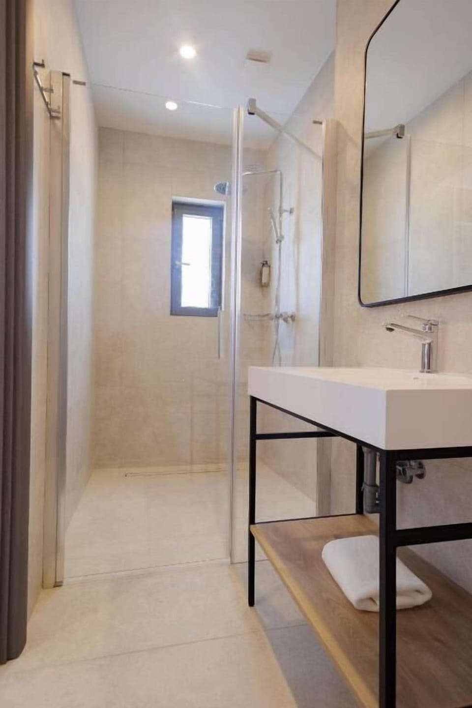 Penthouse, Sea View | Bathroom | Shower, free toiletries, hair dryer, towels