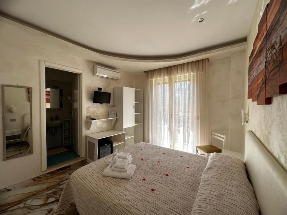 Standard Double Room, Hill View | Laptop workspace, free WiFi
