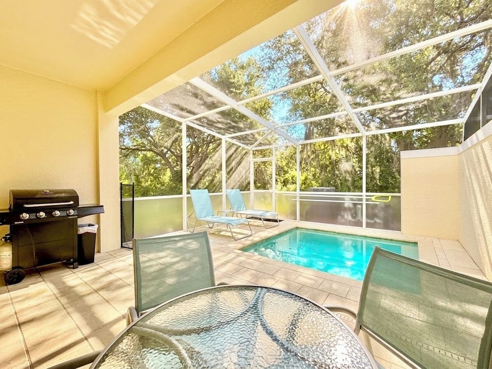 Bug-free paradise! Poolside dining, BBQ grill & loungers under a screened enclos