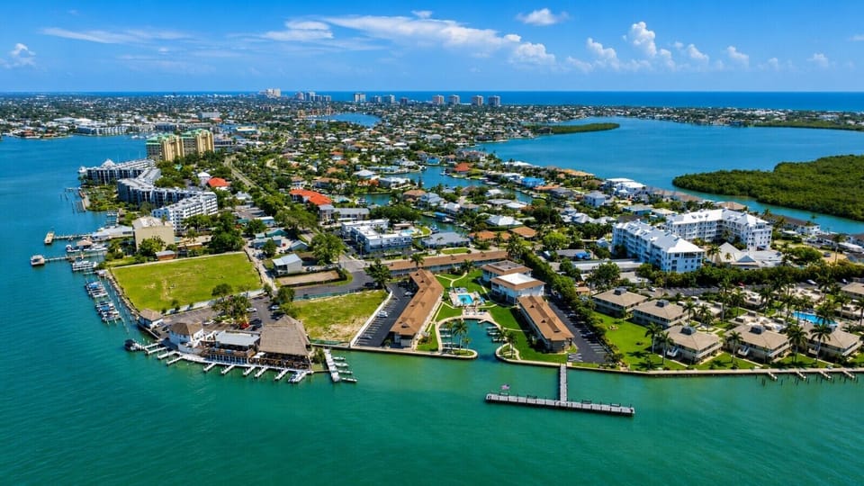 Perfectly situated near waterfront dining, shopping, beaches and all that Marco Island has to offer.