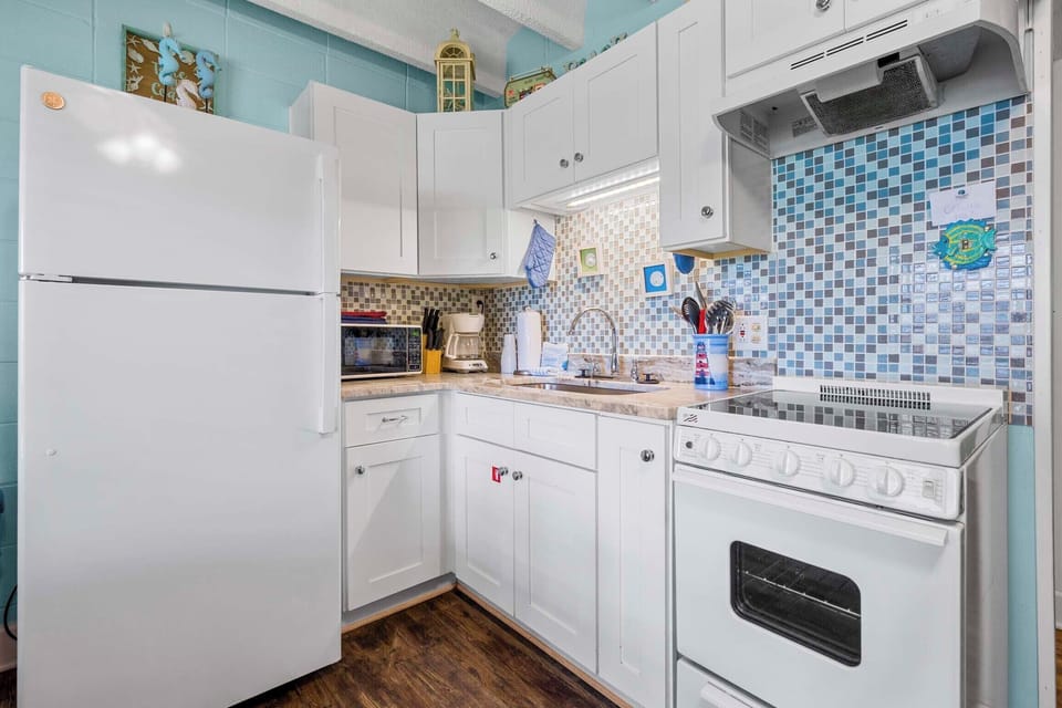 Full kitchen - rare for a studio!