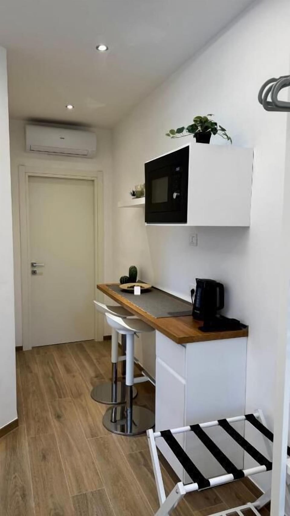 Deluxe Triple Room, Non Smoking, Patio | Interior