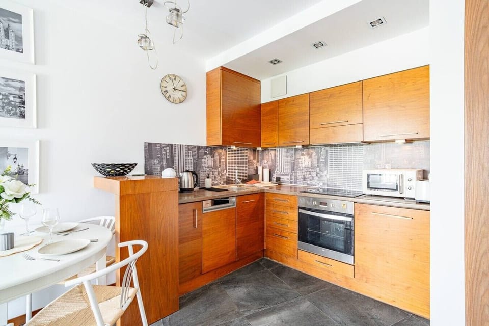 Bright Apartment with Balcony in Kraków | Book Now with RENTUJEMY.COM