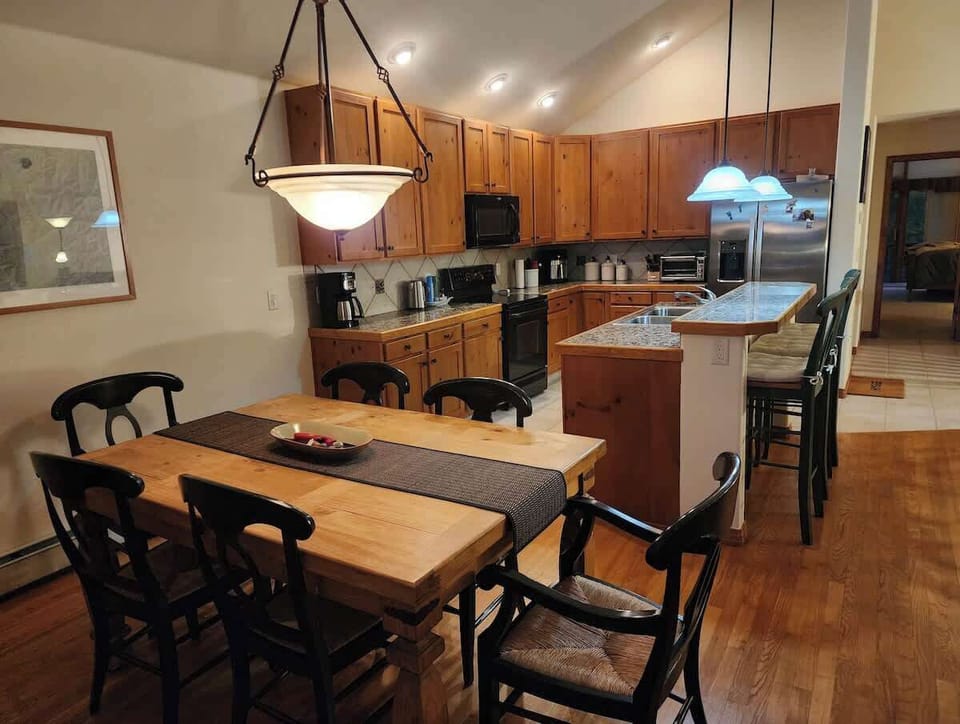 The dining area adjacent to the kitchen makes it easy to cook, serve, and tidy up after meals. 