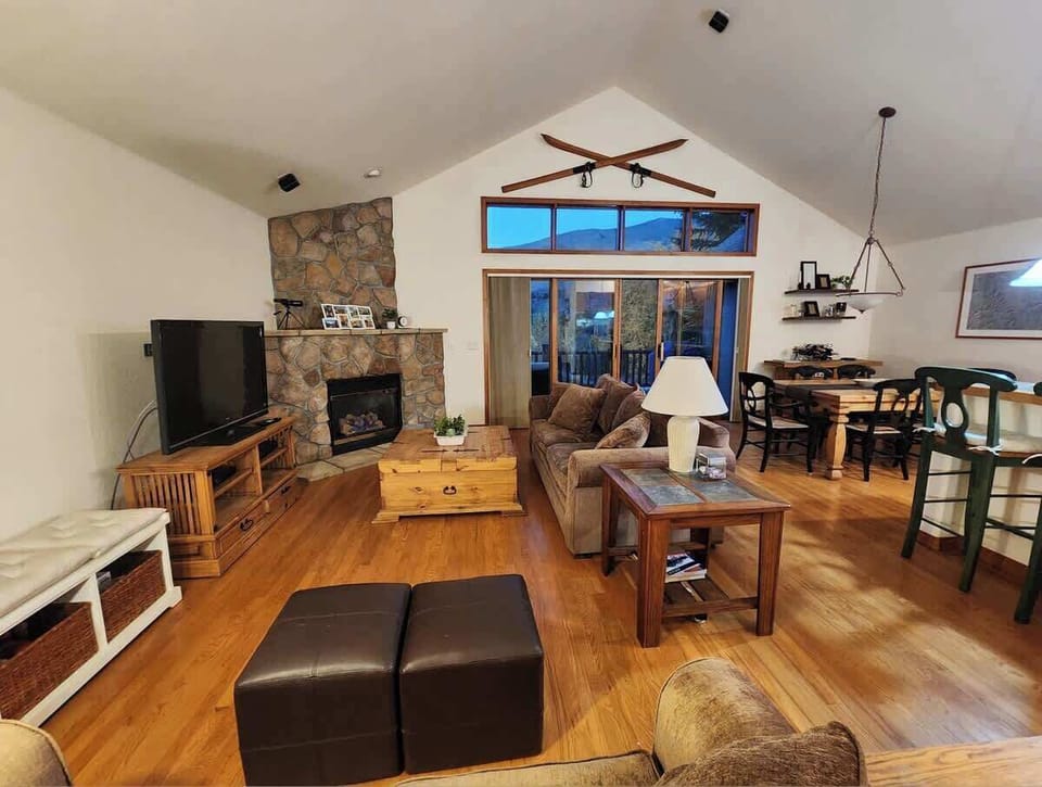 Large living and TV area with double couches and foot rests provides plenty of room for the family to relax, warm by the fire, watch TV and enjoy the beautiful views of Mt. Ptarmigan. Bench with games for visitors of all ages. 