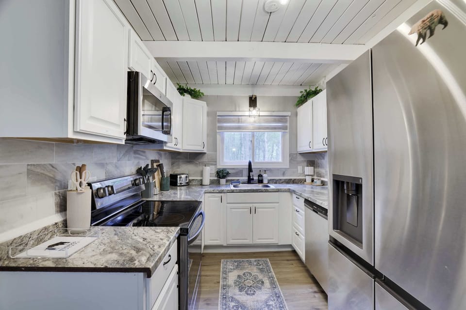 Chef’s Dream Kitchen – Fully stocked with high-end appliances and plenty of cabinetry, making cooking a breeze.
