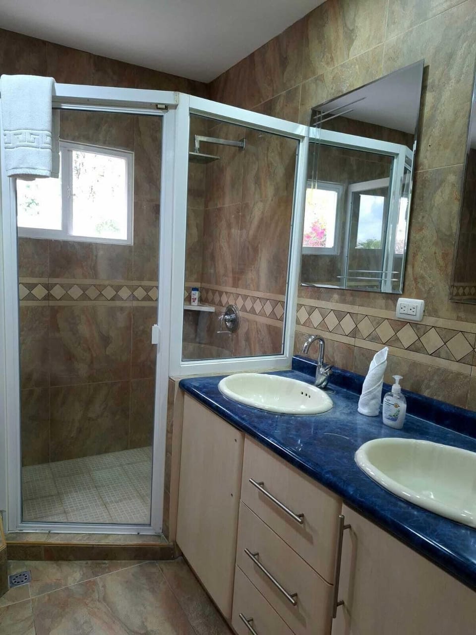 Suite | Bathroom | Hair dryer, towels, soap, shampoo