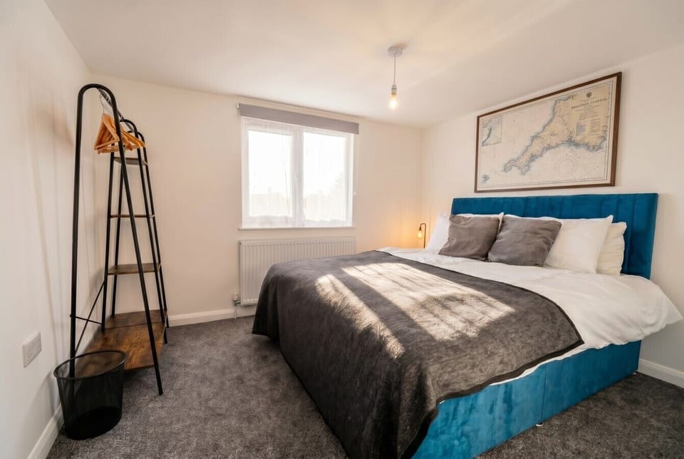 Bright double room with a velvet bed and soft natural light