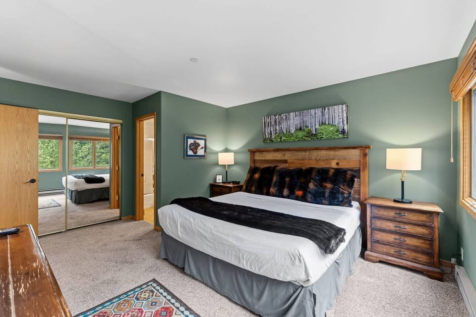 Bedroom 1 : King bed with en suite bathroom