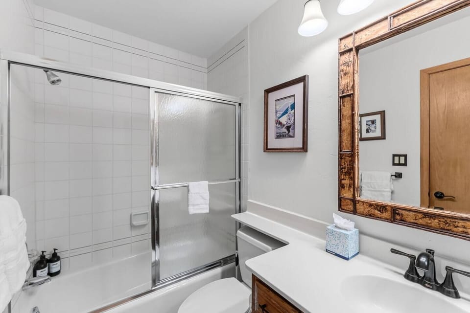 Bathroom 1: En suite bathroom with shower/tub combo