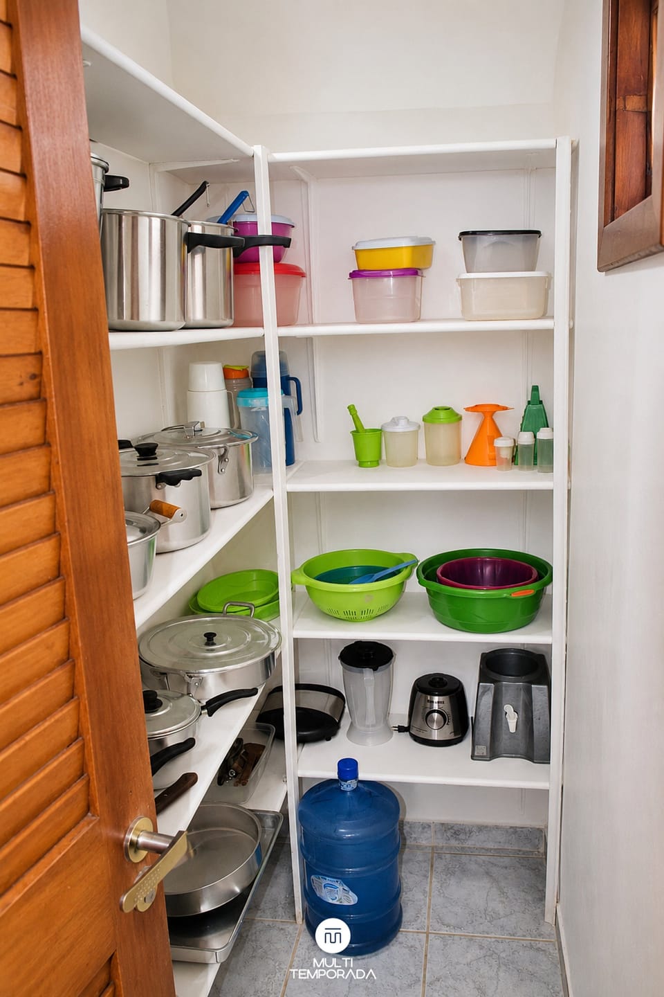 Chalet | Private kitchen | Fridge, microwave, cookware/dishes/utensils, dining tables