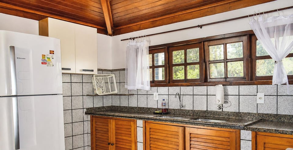 Chalet | Private kitchen | Fridge, microwave, cookware/dishes/utensils, dining tables