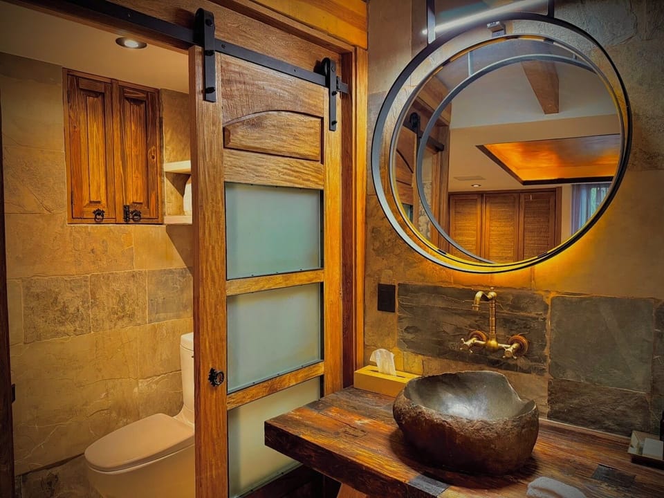 Double Room | Bathroom | Shower, free toiletries, hair dryer, towels