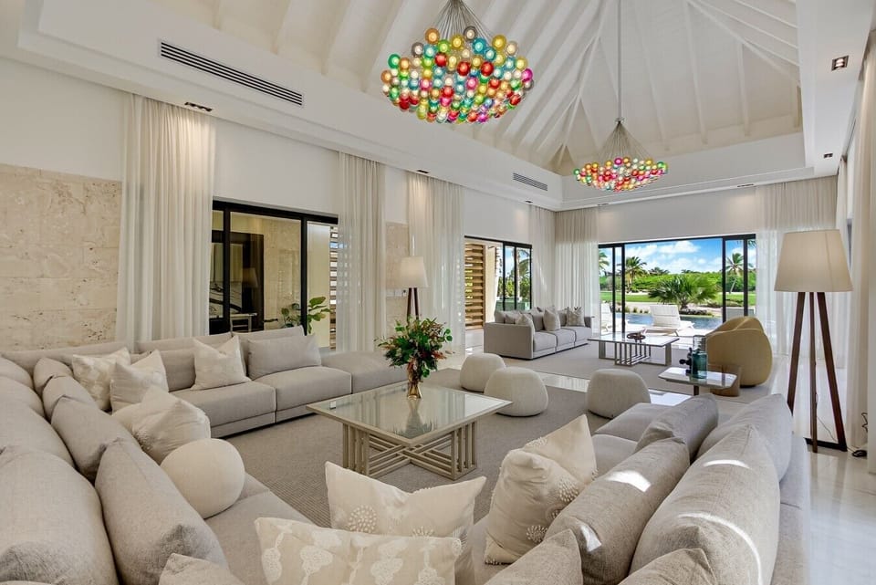 Cayuco 12 - Large living room with comfortable sofas