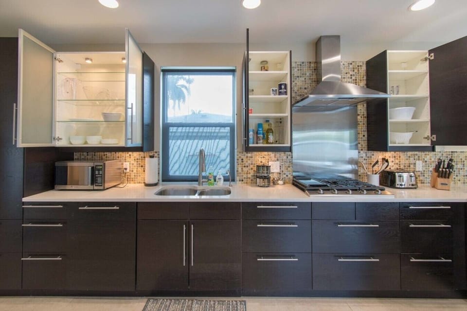 🏡 Enjoy a beautifully appointed kitchen with ample counter space, modern appliances, and comfortable dining for your group.