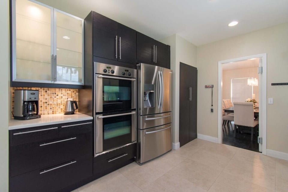 🏡 Enjoy a beautifully appointed kitchen with ample counter space, modern appliances, and comfortable dining for your group.