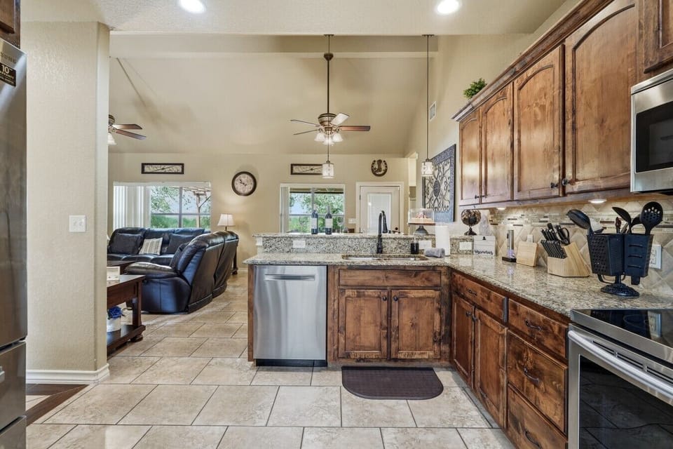 Kitchen | Granite Countertops | Open Layout