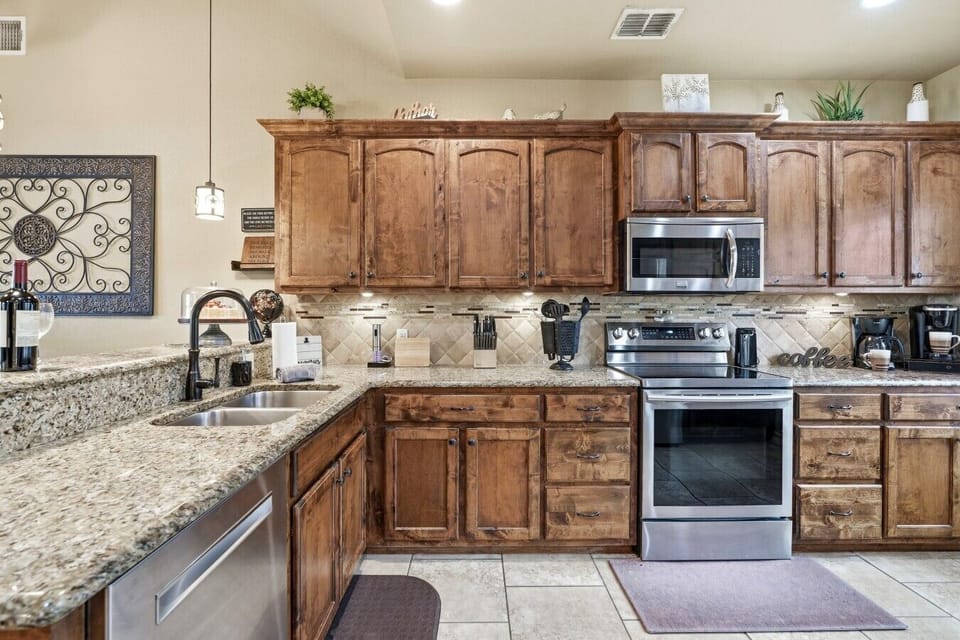 Kitchen | Stainless Appliances | Granite Countertops