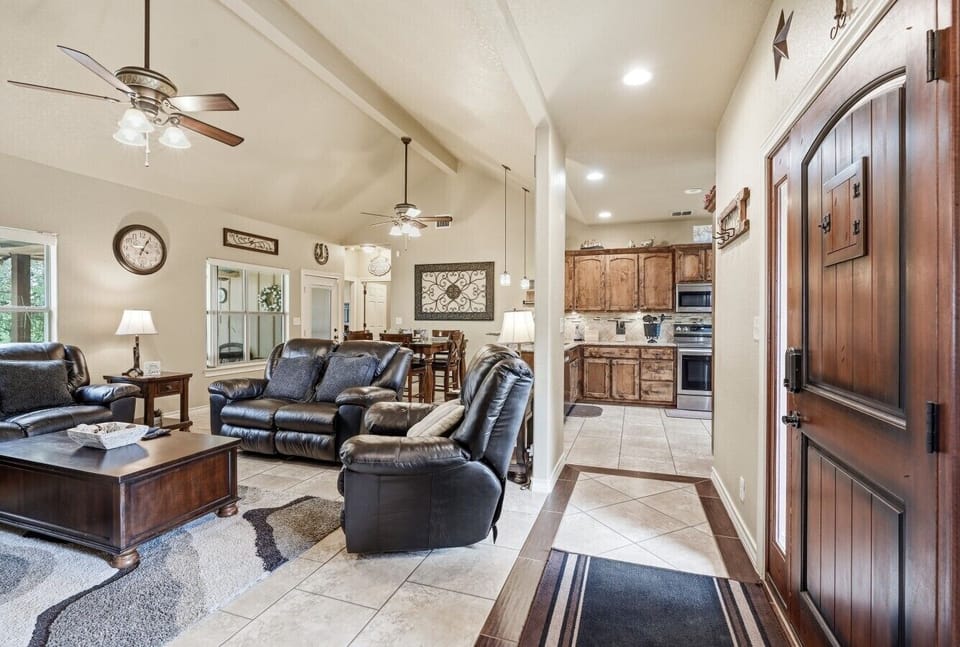 Living Room | Leather Seating | Open Layout