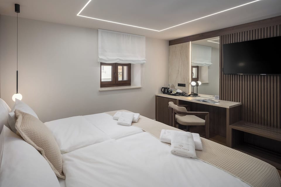 Deluxe Twin Room | Minibar, soundproofing, cribs (free), WiFi (free)