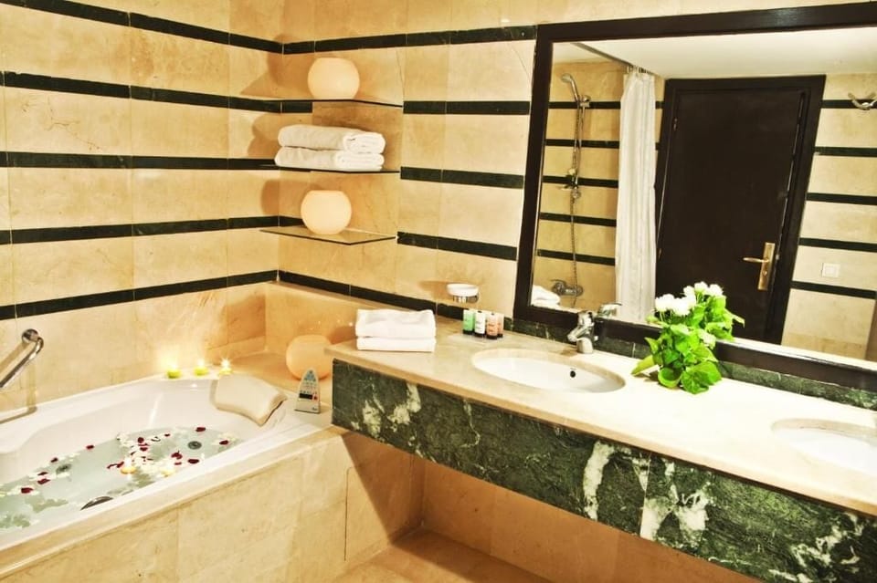 Junior Suite | Bathroom | Hair dryer, bathrobes, bidet, towels