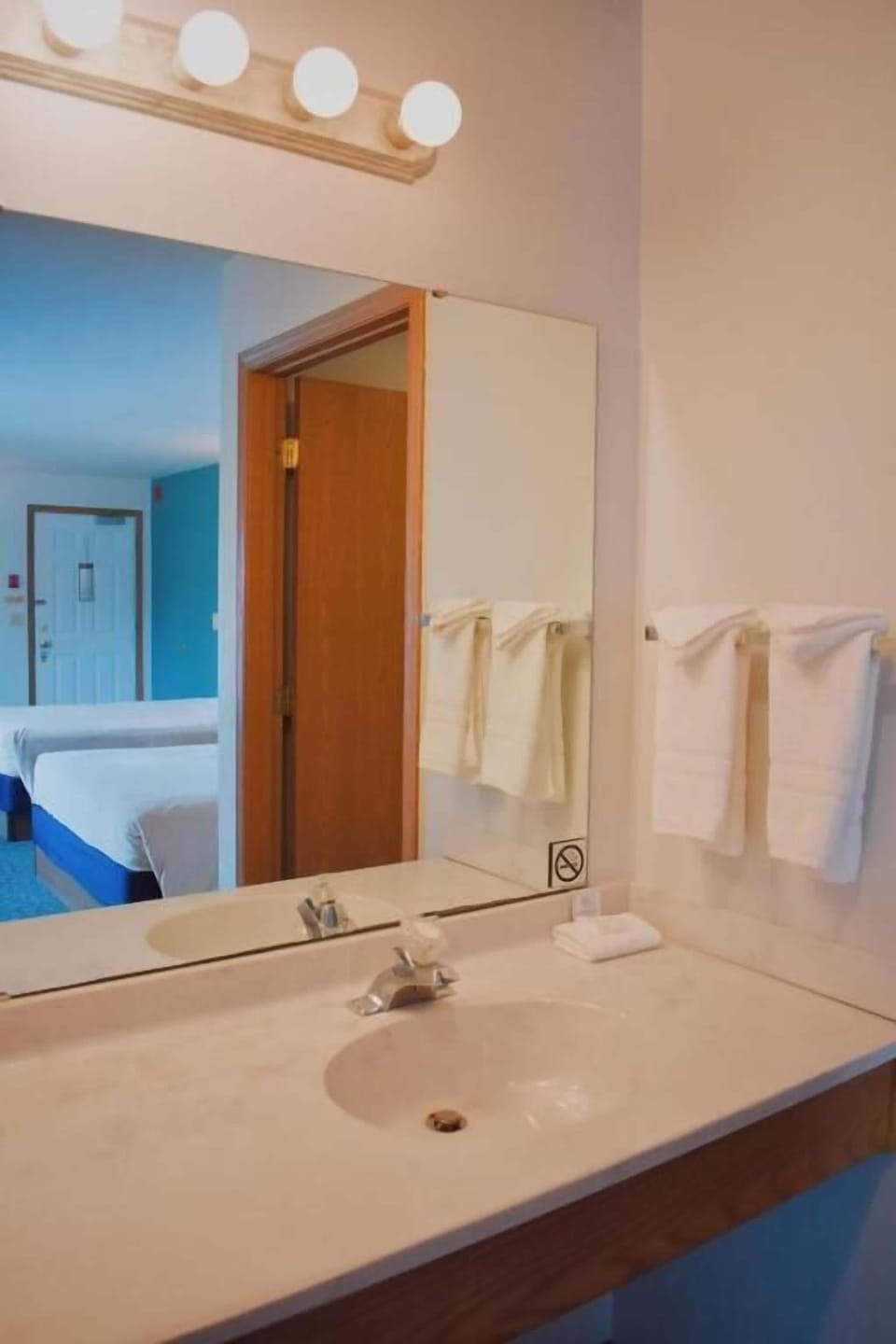 Deluxe Double Room, Balcony | Bathroom | Combined shower/tub, hair dryer, towels, soap