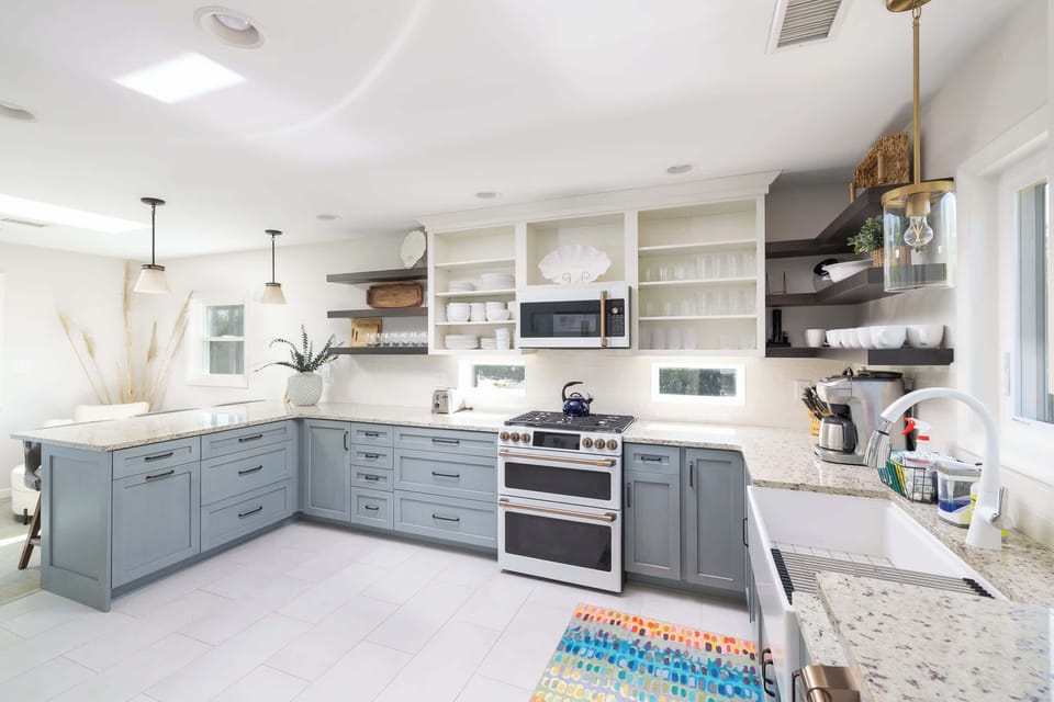 Fully Stocked Kitchen w/ Fridge, Dishwasher, Microwave, Toaster, Coffee Maker