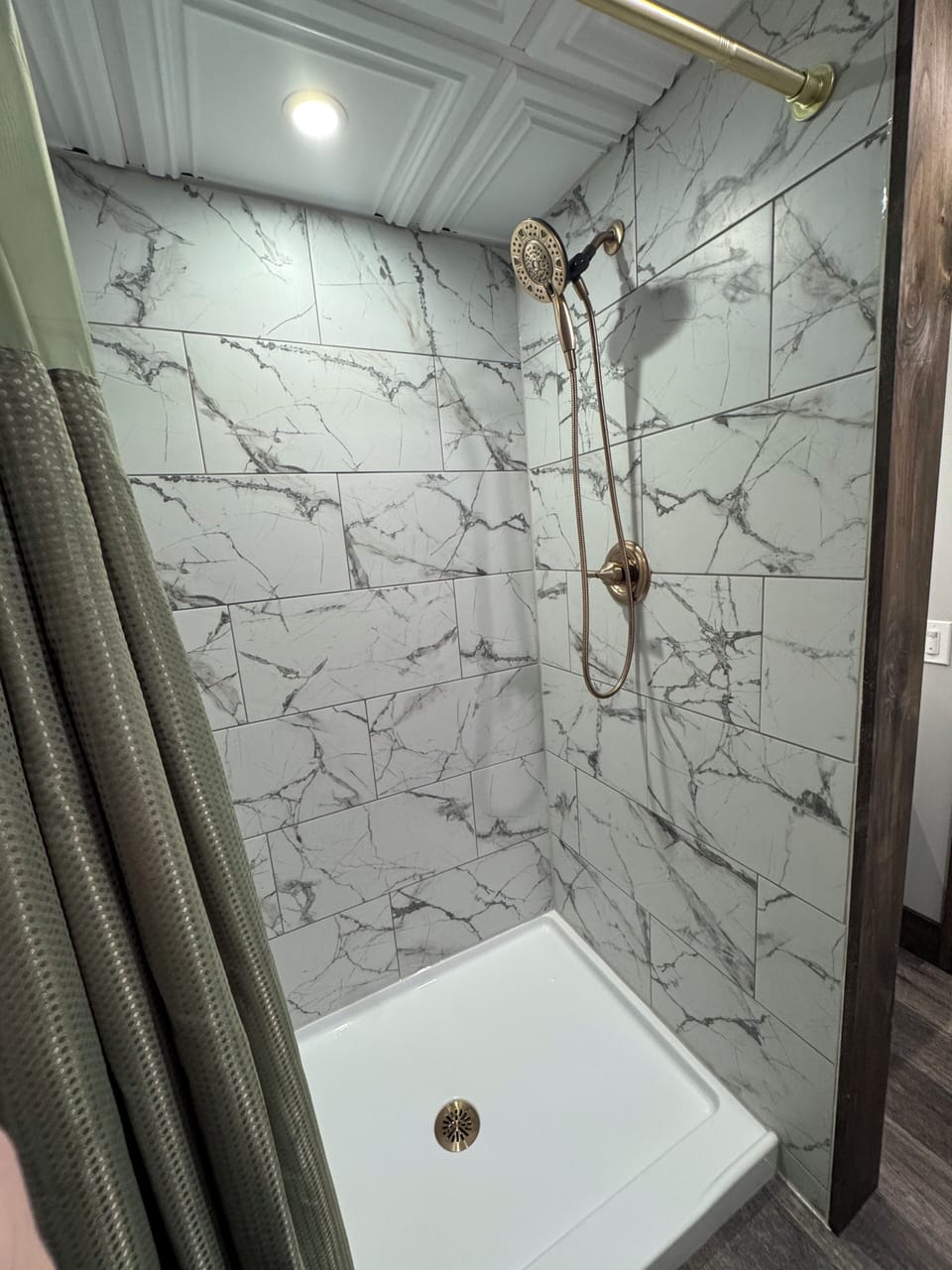 Luxury Double Room, Mountain View | Bathroom | Shower, free toiletries, hair dryer, towels