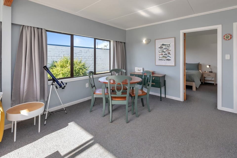 Dining table seating for 4 people
