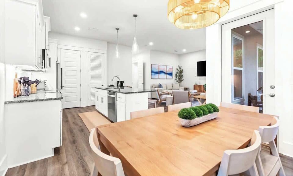 Dining area: 6-person dining table, 4 barstools 