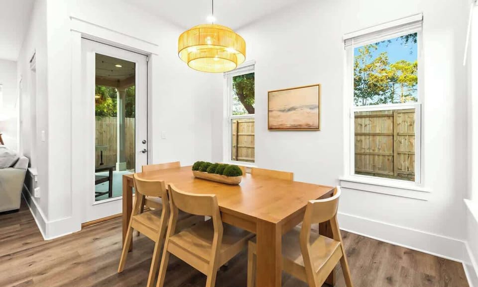 Dining area: 6-person dining table, 4 barstools 