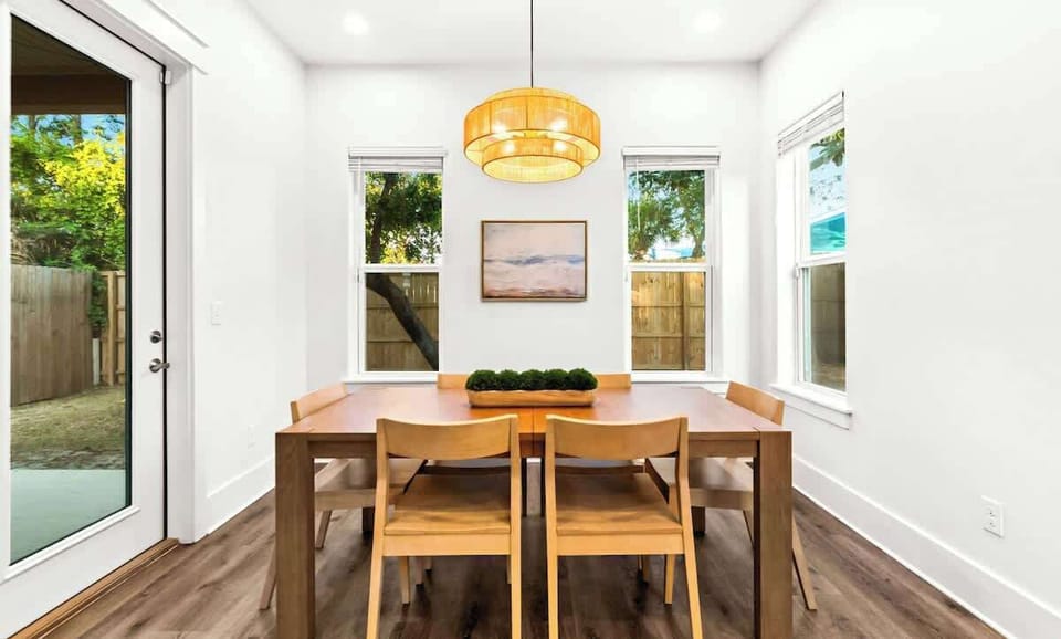 Dining area: 6-person dining table, 4 barstools 