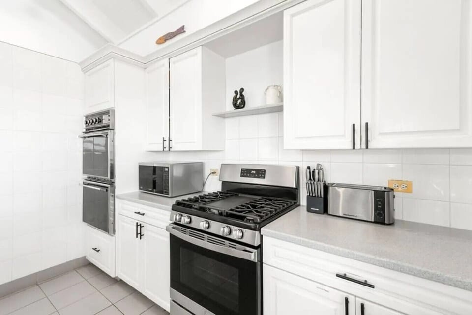 Kitchen, 3 ovens, microwave, toaster and knife set