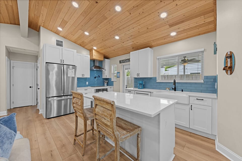 Well equipped kitchen for easy meals.