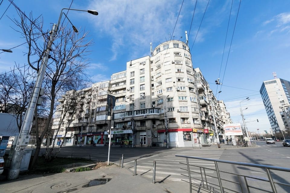 The building, with  a Carrefour Express opened nonstop at the ground floor