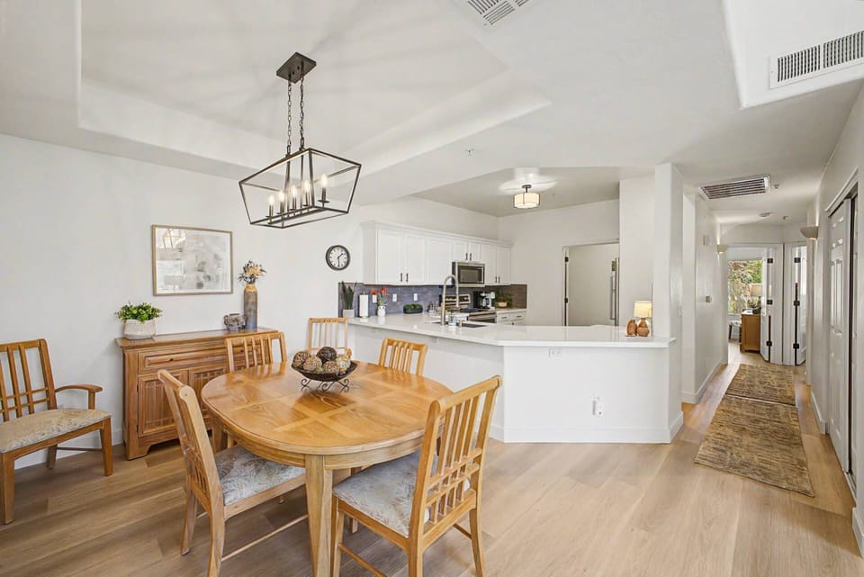 Dining area seating for 6 just off the kitchen and living room