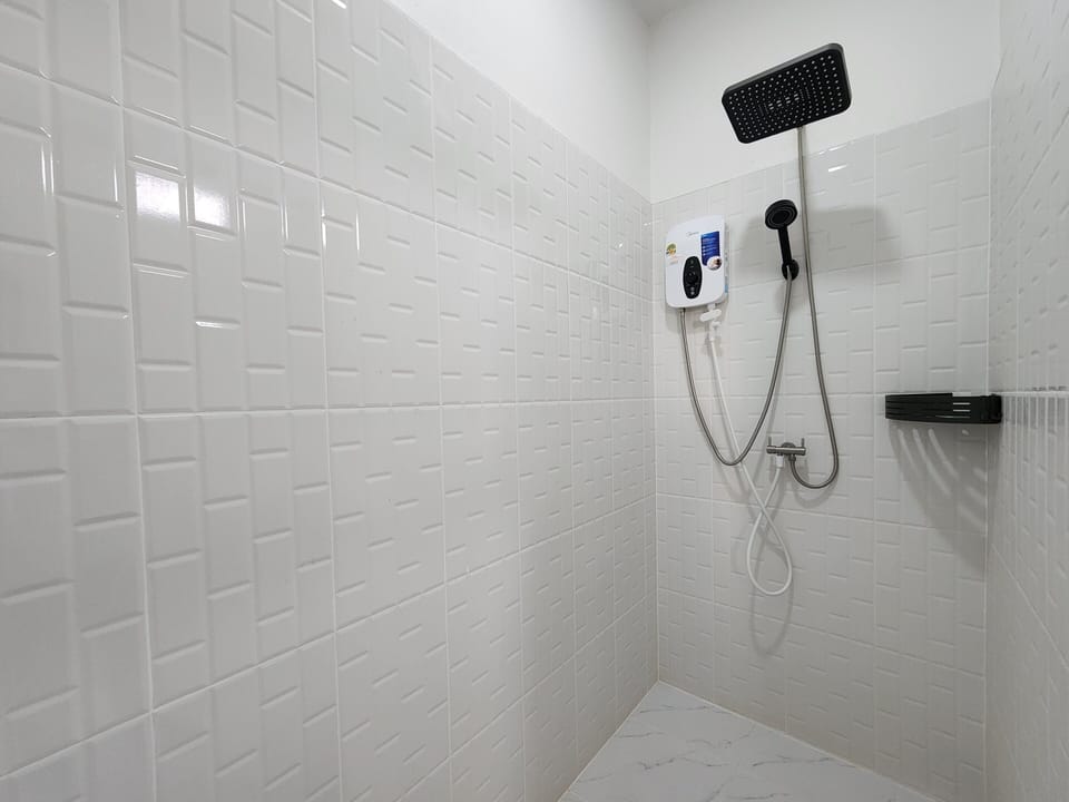 Deluxe Single Room, Resort View | Bathroom | Shower, free toiletries, hair dryer, towels