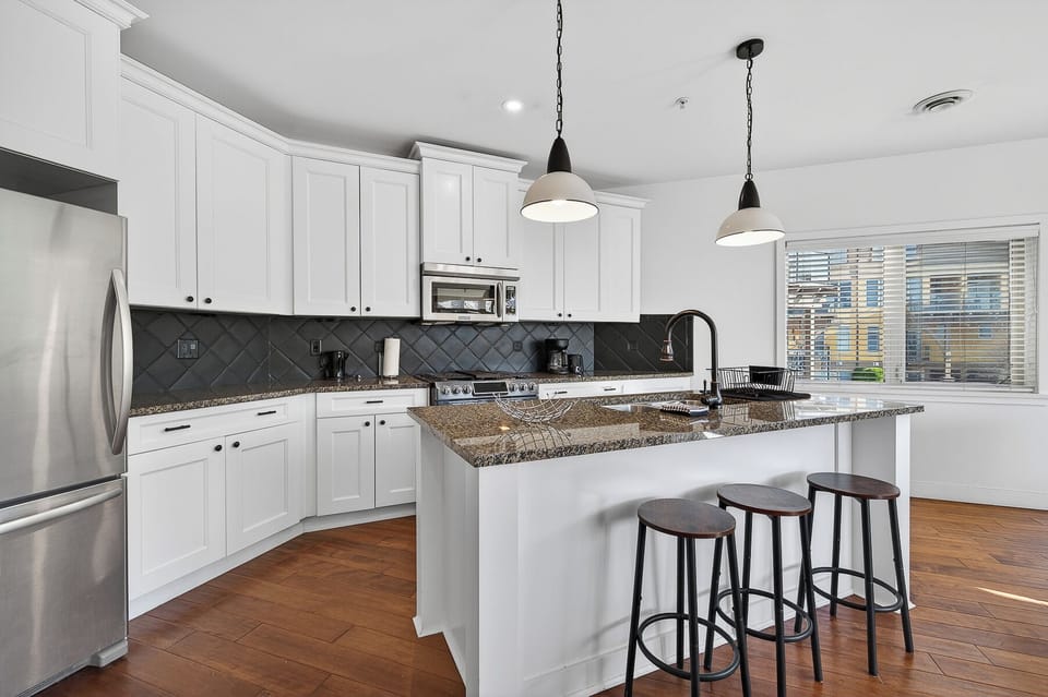 Deluxe Condo, 2 Bedrooms, Balcony, Lake View | Private kitchen