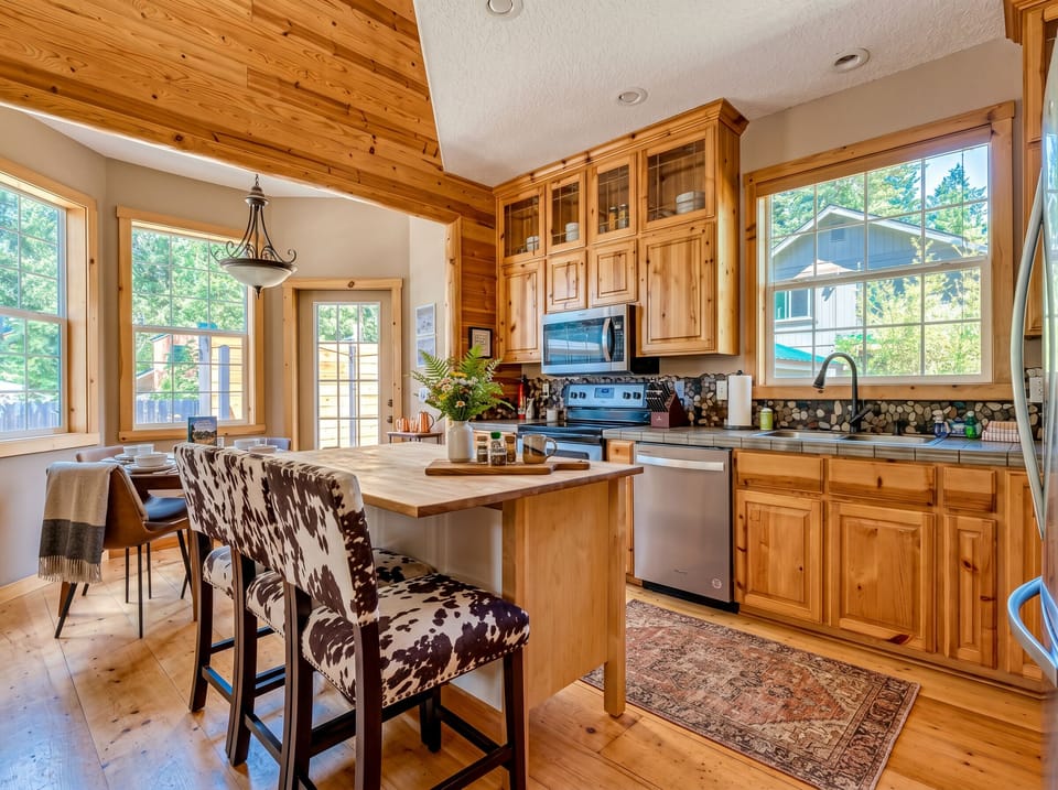 Kitchen Paradise: Bright, spacious kitchen with stylish decor, perfect for culinary adventures!