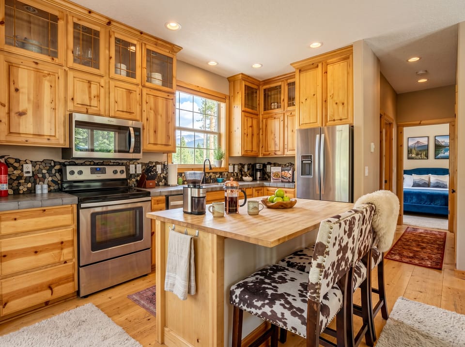 Gourmet Kitchen: Whip up delicious meals while savoring stunning mountain views!