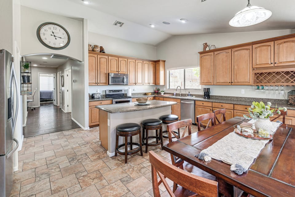 Kitchen & Additional Dining Area