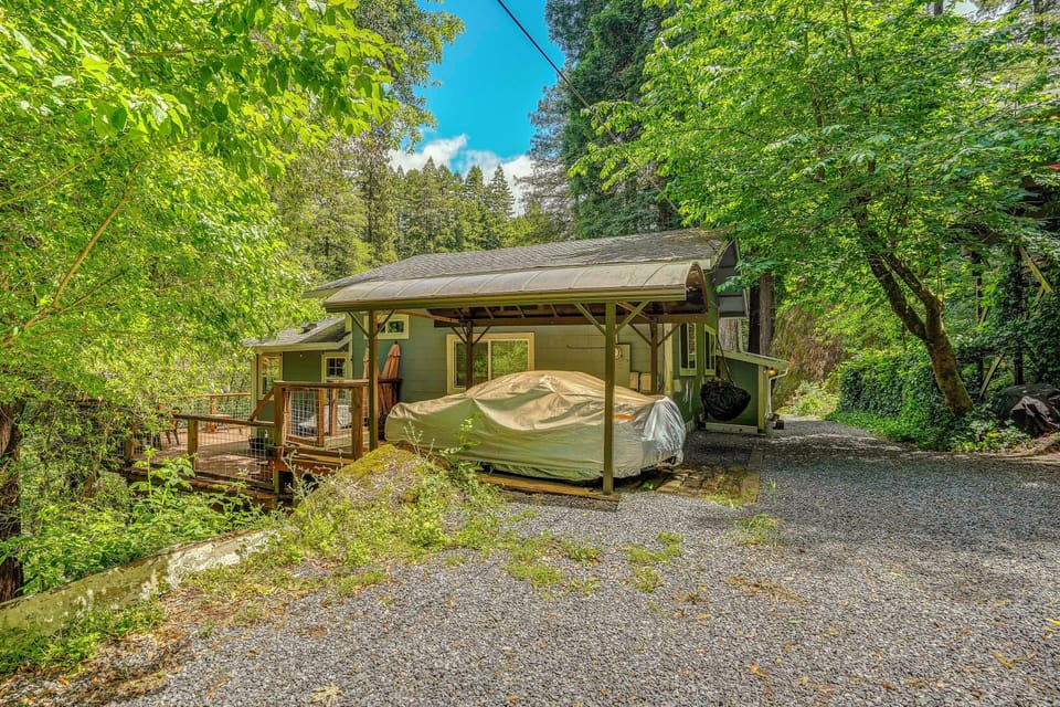 Property Exterior | Multi-Level Apartment | Furnished Deck