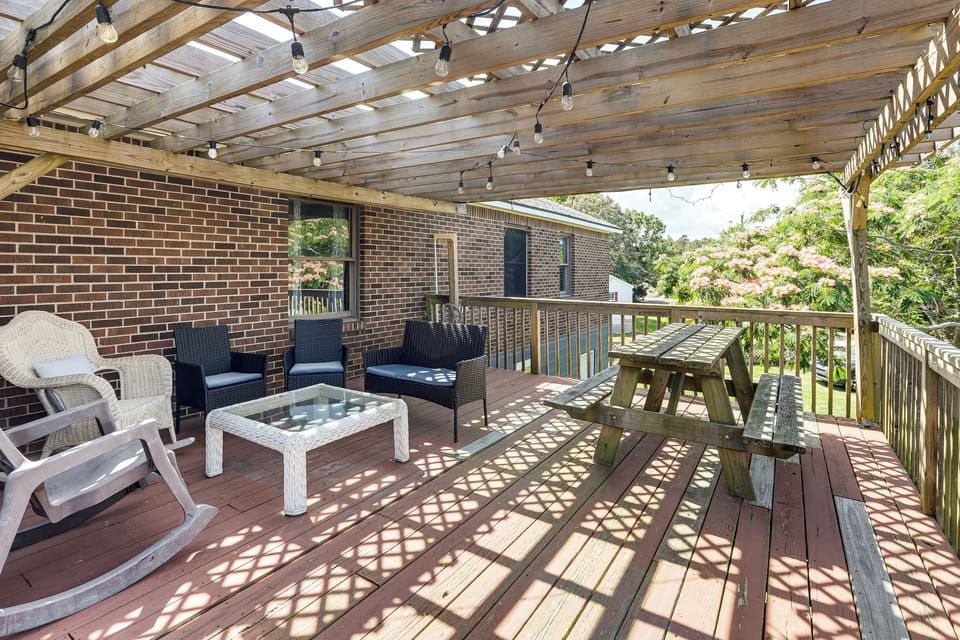 Deck | Picnic Table | Lounge Seating | Peekaboo Sound Views